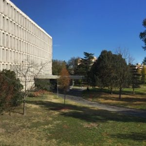 Image illustrative avec un jardin devant un bâtiment